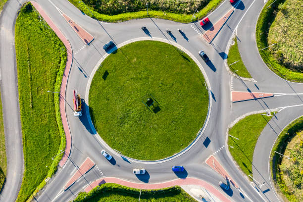 cercle de circulation d’en haut - traffic roundabout photos et images de collection