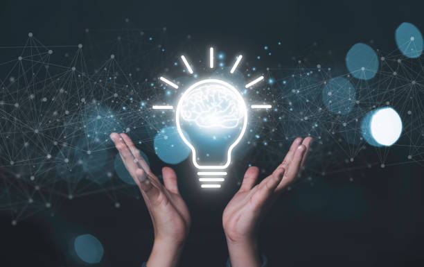 две руки, показывающие виртуальную лампочку с мозгом на синем фоне bokeh , smart мышления идея и вдохновение инновационной концепции. - hardy bulbs стоковые фото и изображения