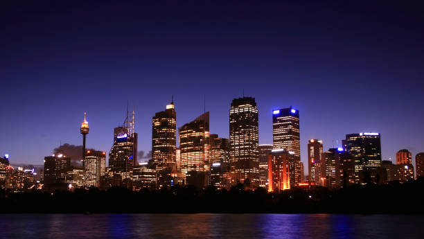 sydney la nuit - sydney australia australia sydney harbor skyline photos et images de collection