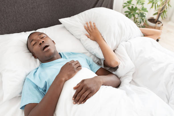 gesundheitsprobleme, tiefschlaf und apnoe, lärm und schlechte nacht - couple love snoring sleeping stock-fotos und bilder
