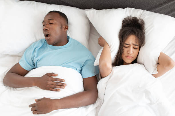 familienprobleme, apnoe und schlaflosigkeit due spouse - couple love snoring sleeping stock-fotos und bilder