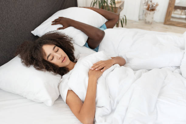 insomnio crónico, sueño de salud, reposo en la cama y problema en las relaciones - couple love snoring sleeping fotografías e imágenes de stock