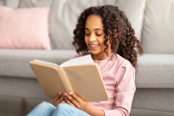 feliz livro de leitura de garota negra - kid reading - fotografias e filmes do acervo