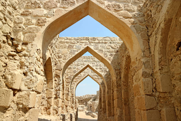gli antichi archi del forte del bahrain o qal'at al-bahrain, un sito storico iconico di manama, bahrain - bahrain foto e immagini stock