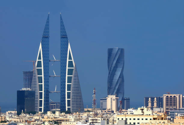 incredibile skyline di manama con l'iconico bahrain world trade center o bwtc building e la united tower, manama city, bahrain - middle eastern architecture foto e immagini stock