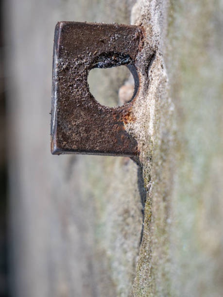 détail de l’oeil d’ancre de boulon en acier dans la roche de grès. le nœud d’extrémité de la corde d’acier - eye bolt photos et images de collection
