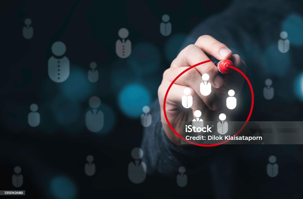 İşaretleme ve insan simgeleri seçmek için kırmızı daire çizen işadamı, İnsan gelişimi veya pazarlama odağı müşteri hedef grubu. - Royalty-free Müşteri Stok görsel