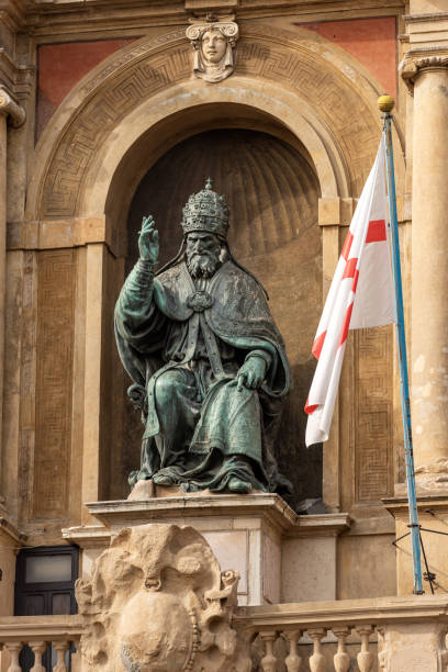 statue en bronze du pape gregorio xiii - palais accursio sur la piazza maggiore bologne - bologna italy medieval palace photos et images de collection