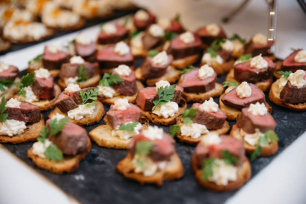 carne asada en baguette a la parrilla - bruschetta buffet party food fotografías e imágenes de stock
