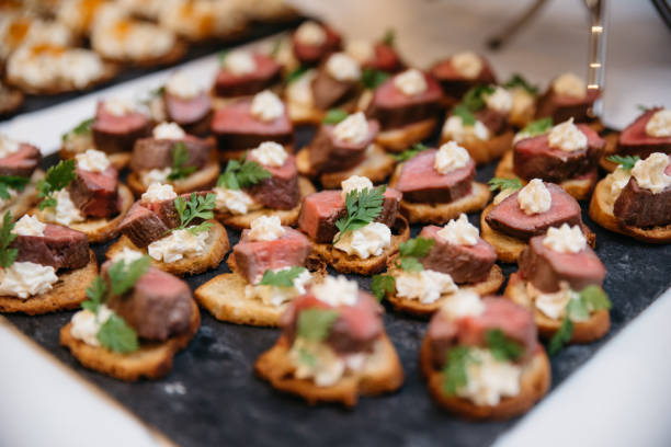 roast beef su baguette alla griglia - bruschetta buffet party food foto e immagini stock