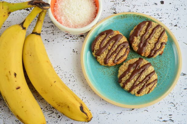 Bananen-Kokos-Kekse mit geschmolzener dunkler Schokolade getrunken – Foto