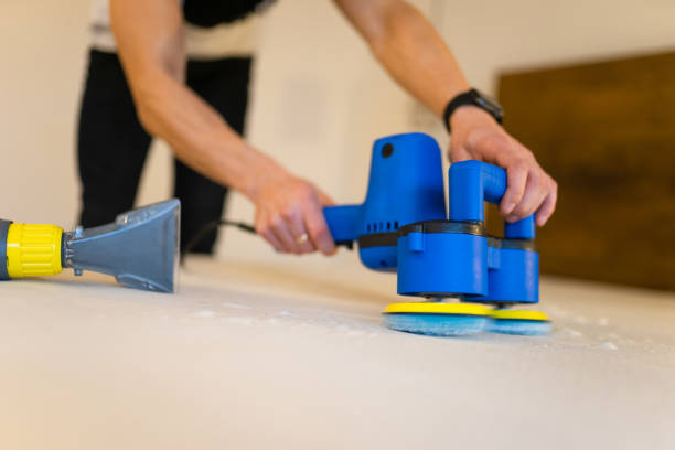 processo de limpeza de móveis profundos, remoção de sujeira da cama. conceito de lavagem. - mattress cleaning vacuum cleaner housework - fotografias e filmes do acervo