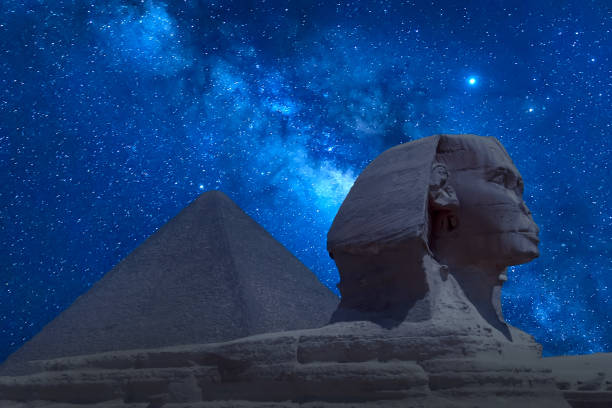 la gran esfinge y la pirámide de khafre en guiza contra el cielo nocturno con estrellas y vía láctea en guiza, el cairo, egipto - la esfinge fotografías e imágenes de stock