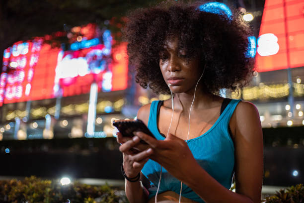 10代の少女は、市内でオンラインチャット - teenager problems typing teenagers only ストックフォトと画像