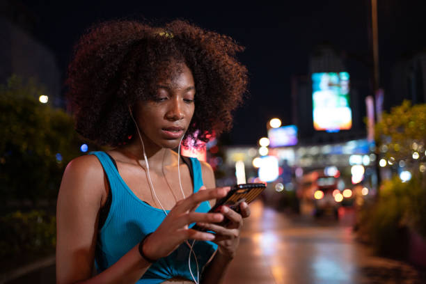 10代の少女は、市内でオンラインチャット - teenager problems typing teenagers only ストックフォトと画像