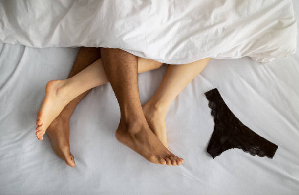 침대에 사랑을 만드는 젊은 다인종 커플의 최고 전망, 근처에 누워 귀여운 팬티 - sexual activity black couple african descent 뉴스 사진 이미지