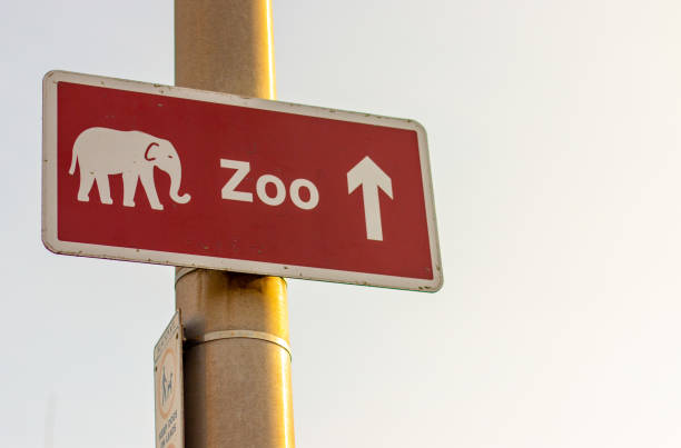 het teken van de dierentuin - zoo stockfoto's en -beelden