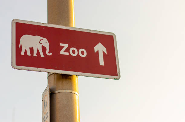 zoo sign - zoo sign entrance the imagens e fotografias de stock