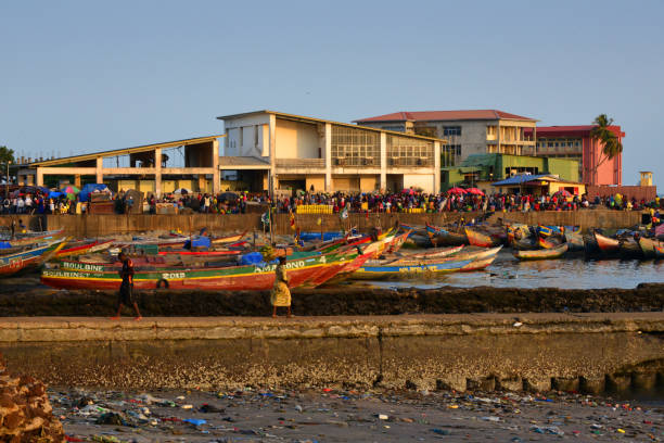 boulbinet port de pêche artisanale, conakry, guinée - guinée photos et images de collection