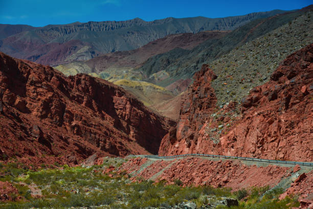 дорога через красивые горы катамарка - argentina landscape multi colored mountain стоковые фото и изображения