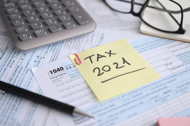 2021 년 세금 양식 및 펜 계산기는 t 테이블에 있습니다. - tax form tax finance deductions 뉴스 사진 이미지