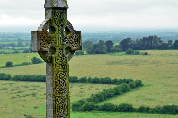 cruz celta en irlanda. - republic of ireland irish culture old ancient fotografías e imágenes de stock