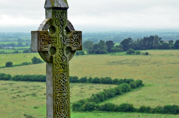 celtic cross in ireland. - celtic cross imagens e fotografias de stock