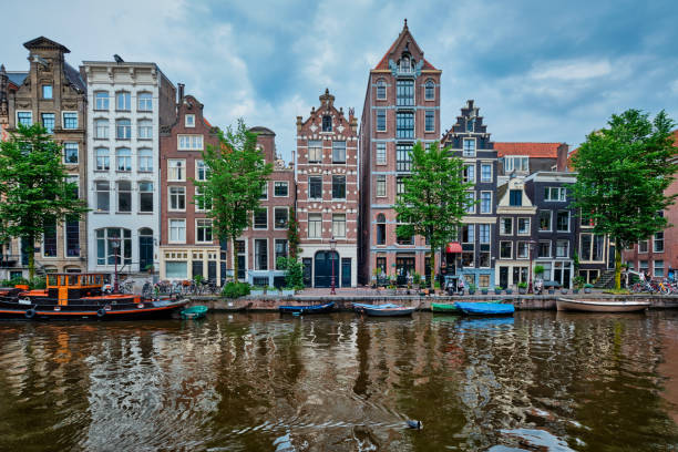 singelgracht in amsterdam met huizen. amsterdam, nederland - grachtenpand stockfoto's en -beelden