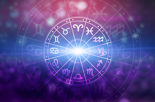 Signos del zodiaco dentro del círculo del horóscopo. Astrología en el cielo con muchas estrellas y lunas astrología y horóscopo concepto photo