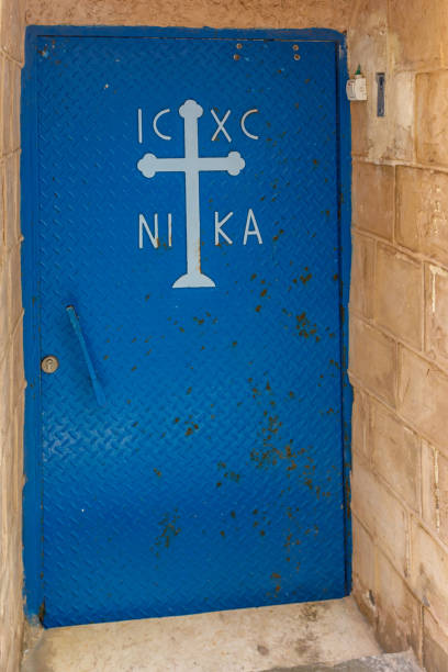 십자가가 있는 고대 블루 메탈 도어 - door greek culture doorway church 뉴스 사진 이미지