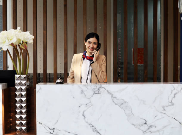 아시아 리셉션 여성이 호텔 리셉션 공간에서 초상화를 미소 짓고 있습니다. - service bell service hotel bell 뉴스 사진 이미지
