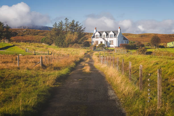 white croft house, scotland - cottage scotland scottish culture holiday imagens e fotografias de stock