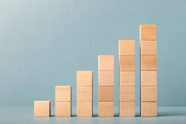 blocos de madeira de brinquedo sem gráficos como barra de gráfico crescente, diagrama infográfico, gráfico sobre fundo azul. - rating bar graph finance business - fotografias e filmes do acervo