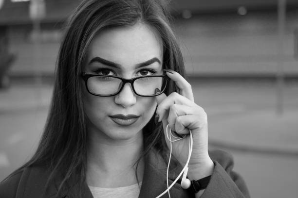 retrato de menina na rua - staring black and white glasses human face - fotografias e filmes do acervo