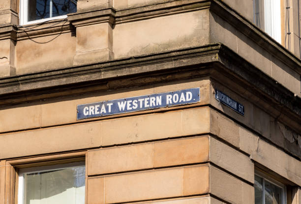 znak great western road w mieście glasgow - glasgow street name sign scotland city street zdjęcia i obrazy z banku zdjęć