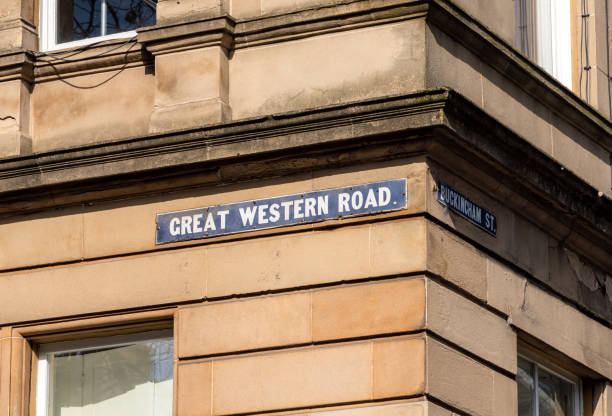 великий западный дорожный знак в глазго - glasgow street name sign scotland city street стоковые фото и изображения
