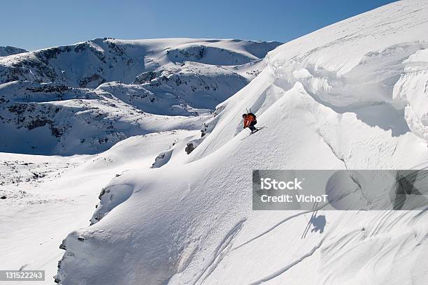 Extreme Esquiador Saltar De Un Acantilado Foto de stock y más banco de imágenes de Esquí - Deporte - Esquí - Deporte, Imponente, Avalancha