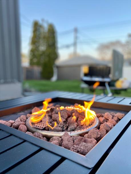 gas fire pit płomienie na patio o zachodzie słońca - fire pit fire fireplace outdoors zdjęcia i obrazy z banku zdjęć