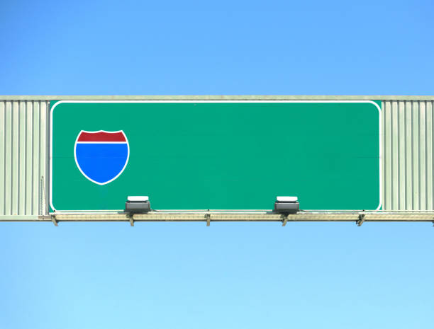 американский межгосударственный шоссе надземный дорожный знак. синий фон неба. - copy space road sign sky above стоковые фото и изображения