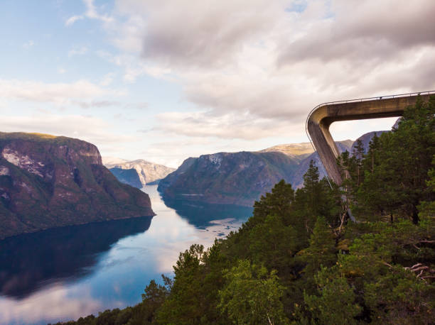 空中写真。シュテガシュタイン視点ノルウェーのフィヨルド風景 - aurlandfjord ストックフォトと画像