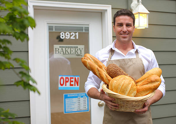 소규모 비즈니스 업주 입석 앞에서 베이커리 - soda bread bread brown bread loaf of bread 뉴스 사진 이미지