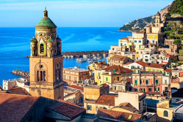 amalfi old town on amalfi coast, sorrentine peninsula, italy - sorrentine peninsula imagens e fotografias de stock