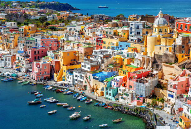 casas coloridas na ilha de procida, nápoles, itália - campania - fotografias e filmes do acervo