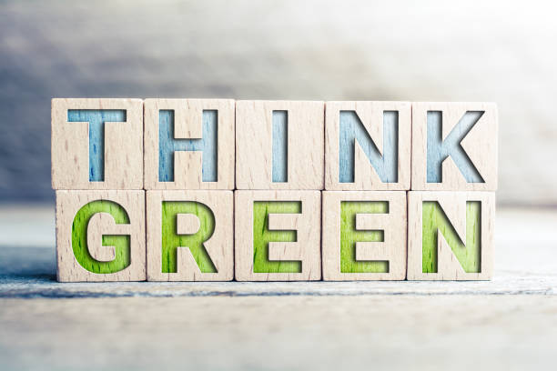 pomyśl zielony napisany na drewnianych blokach na desce - environmental conservation recycling thinking global warming zdjęcia i obrazy z banku zdjęć