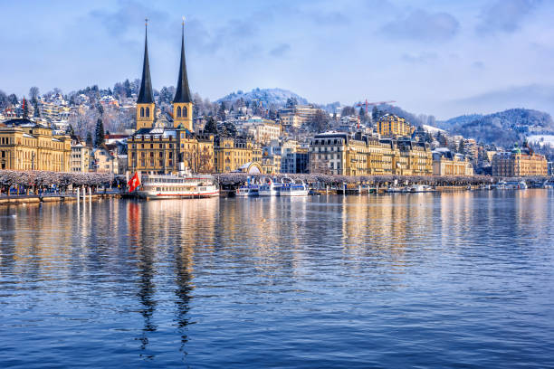 lucerne sur le lac de lucerne, suisse, en hiver - swiss culture photos et images de collection