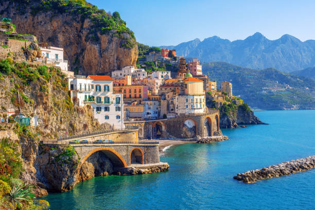 ciudad de atrani en la costa de amalfi, sorrento, italia - italia fotografías e imágenes de stock