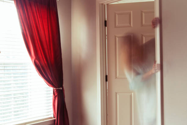 figura fantasma paranormal en la puerta - casa fantasma fotografías e imágenes de stock