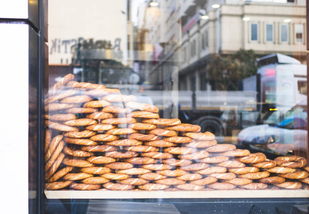 bagel simit turco dietro la finestra del panificio a istanbul. - simit foto e immagini stock