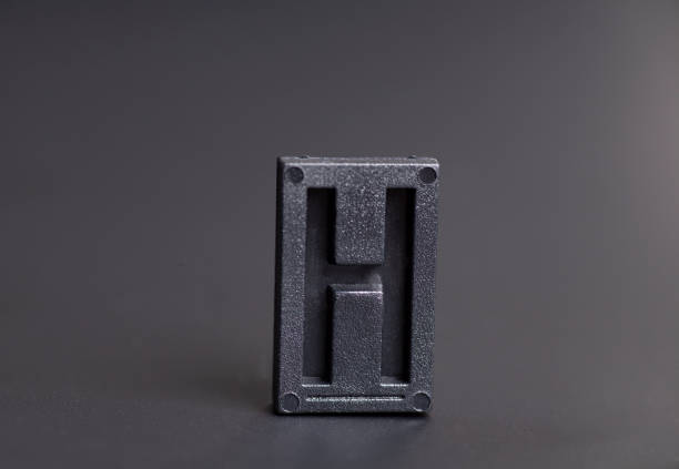 黒の背景に文字プレスh - letter h typescript letterpress alphabet ストックフォトと画像