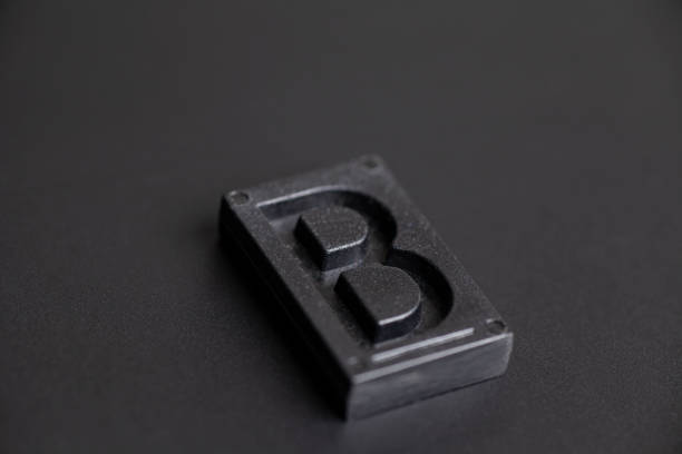 presse de lettre b sur le fond noir - letter b typescript letterpress alphabet photos et images de collection